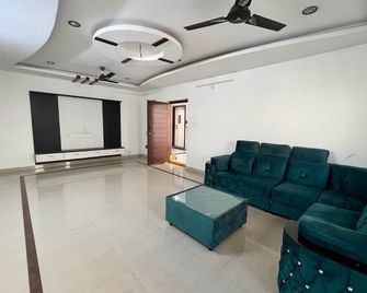 ذا إكسيلينسي أبارتمنتس - حيدر أباد - غرفة معيشة