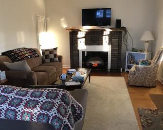 walking distance to the historic high school, downtown and Bob Dylan's home. - Hibbing - Living room