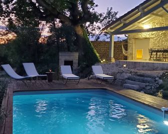 In the shade of the Bourdiel oak - Beauville - Pool