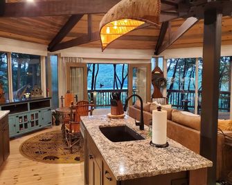 Romantic Retreat in the Treetops of Big Canoe with Hot Tub & Stunning Views! - Jasper - Restaurante