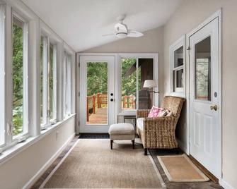 Loft Wood Stove Fire Pit Grill & Deck on Creek - Hedgesville - Living room