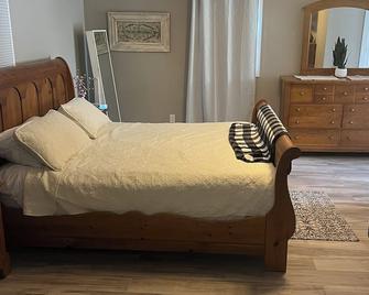 Charming 3-bedroom bungalow with AC, WiFi in delightful Terre Haute - Terre Haute - Bedroom