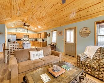 Cozy Waverly Cabin with Fireplace and Deck! - Waverly - Sala de estar