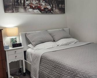 Cozy Suite Near Hospital, Stadium, Airport & Rcmp - Regina - Bedroom
