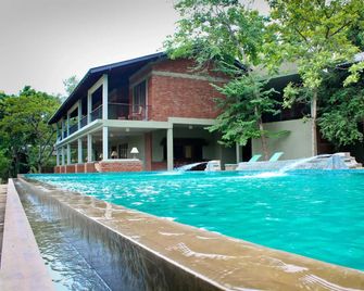 Ehalagala Lake Resort - Sigiriya - Piscina