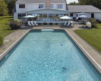Waterfront 4 acre home with pool between the towns of St. Michaels & Easton! - Easton - Pool