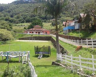 Kitchen Solarium 19 Rooms, Halls, Field, Swimming Pool, All Asphalt - Poços de Caldas - Patio