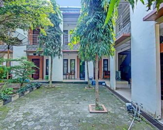 OYO 90476 Iksan Homestay Syariah - Prabumulih - Edificio