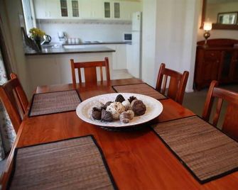 Galoglen Farm Cottage - Dixons Creek - Dining room