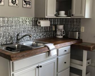 Sweet Escape Cottage on River - Barton - Cocina