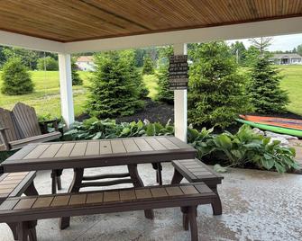 \'Escape to the Barn on 40 Acres with Private Pond - Your Rural Retreat Awaits!\' - Naples - Patio