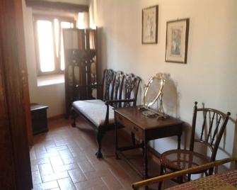 Fawlty Towers Guest House - Todi - Living room