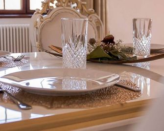 Luxurious Castle Retreat in Austria Little Versailles with Nearby Spas - Ried im Innkreis - Dining room