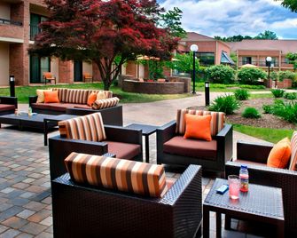 Courtyard by Marriott Hartford/Windsor Airport - Windsor - Patio