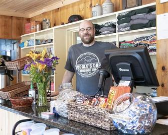 Tuggle's Gap Roadside Inn - Floyd - Front desk