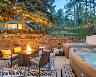 Pikes Peak Stone Cottage - Hot Tub & Game Room - Cascade-Chipita Park