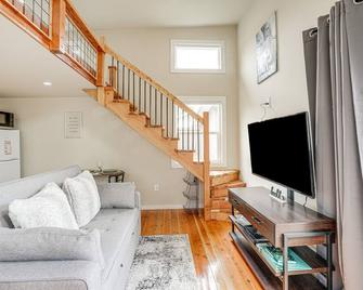 Pacheco/martinez Studio: 22 Mi to Dtwn Oakland! - Martinez - Living room