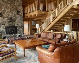Mountain Lake Lodge - Scenic, Spacious, and Cozy - Anaconda - Living room