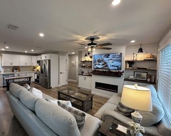 The Country Club Cottage New! Space Coas - Titusville - Living room