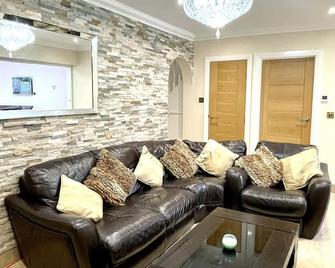 New Luxury Modern House Near Airport Fre - Лутон - Вітальня