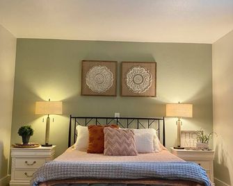 Tranquil Ski Retreat + Hot Tub + Mins to Brundage Ski Resort & McCall 4 bd+WiFi - New Meadows - Bedroom