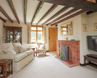 Detached Thatched Cottage In The Village Of Carisbrooke 4 bedrooms + 3 bathrooms - Newport - Living room