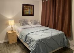 A cozy 1 bedroom suit - Saskatoon - Bedroom