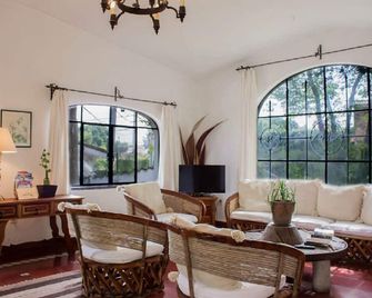 Villa Azteca-Mexican Colonial Home-Great Location, Perfect for Families and pets - Cuernavaca - Living room
