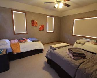 5 bedroom home that sleeps 12 people - Hutchinson - Bedroom