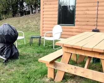 Serene Country Cabin in the Heart of Vermont near the Green Mountains, Perfect for a Weekend in Nature - Hyde Park - Patio