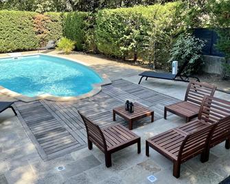 Maison de Vacances 4 Chambres Avec Piscine Privée en Provence - Lamanon - Piscina