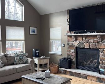 Spacious 5-bedroom chalet in Masthope with WiFi, AC. 2 Minutes to Ski Mountain - Lackawaxen - Salon