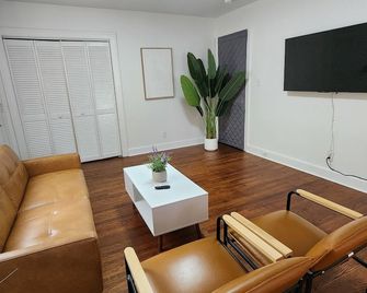 City Charmer Cottage- 3-bed, 2 bath- 1000sf apartment in downtown Wilson-Unit B - Wilson - Living room