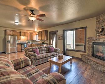 Well-Appointed Sterling Casita with Full Kitchen! - Sterling - Living room