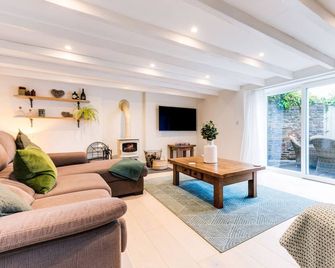 The Old Bakehouse - within the Helland Barton Farm collection - Delabole - Living room
