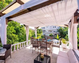 Jamaica Ocean View Villa - Boscobel - Innenhof