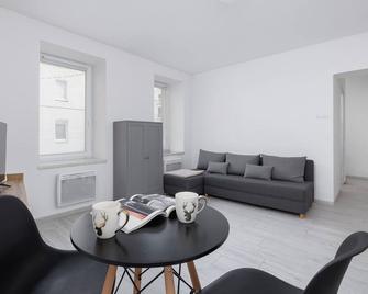 Bright Studio Chorzów for 4 Guests 1,6 km to Silesian Stadium by Noclegi Renters - Chorzów - Pokój dzienny