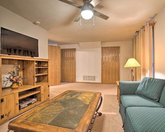 Vivid Cedar Ridge Cabin about 23 Miles to Wichita! - Augusta - Sala de estar