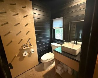 Maple: Modern Family Tiny Home Pod with Forest Views near Quakertown, Pennsylvania - Quakertown