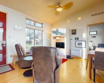Contemporary Waterfront Home with Beautiful Views - Near Penn Cove - Coupeville - Obývací pokoj
