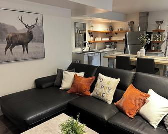 Spacious 2-bedroom Squamish retreat. Pet friendly! - Squamish - Living room