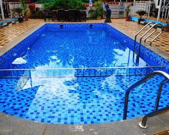 Royal Tulip Goa Beach Cottages - Arambol - Zwembad