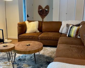 Nell's Mountain Lodge - Arcade Hottub Fire Pit 5 Acres - Golden - Living room