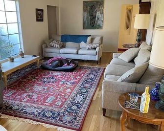 Spacious 4BR house in quaint Woodland.15 min from UC Davis & Sacramento Airport - Woodland - Living room