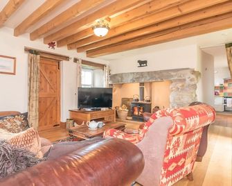 Perthi-Uchaf - a self catering cottage that sleeps 6 guests in 3 bedrooms - Llanberis - Living room