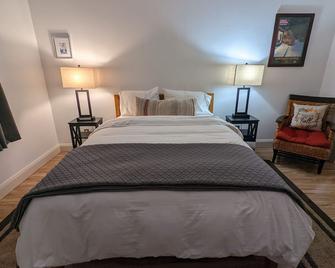 Riverfront Cottage 5 Minutes from Palisades Tahoe 10 minutes to Lake Tahoe - Olympic Valley - Habitación