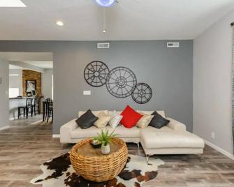 Top of Geyer apartment - St. Louis - Living room