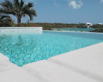 Lovely Villa with Infinity Pool / Ocean View / Great discount on Car - Georgetown - Piscina