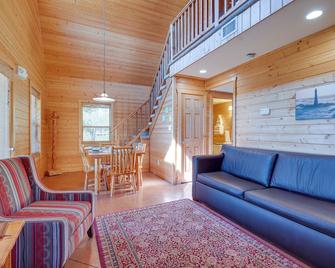 Cozy Columbia Cabin with Shared Lake Dock! - Columbia - Living room
