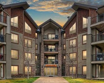 Bears Den, sleeps 6, lakefront, amazing location, sun deck overlooking pool/lake - Invermere - Gebäude